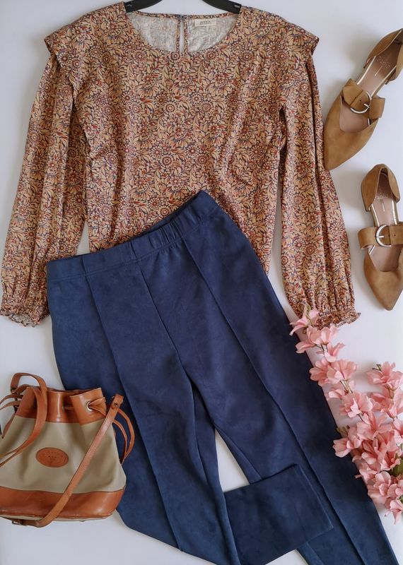 PANTALÓN TELA PIEL DE DURAZNO Y BLUSA HOMBROS ANCHOS