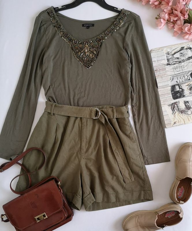 BLUSA BORDADA DE ADELANTE Y SHORT CON CINTO