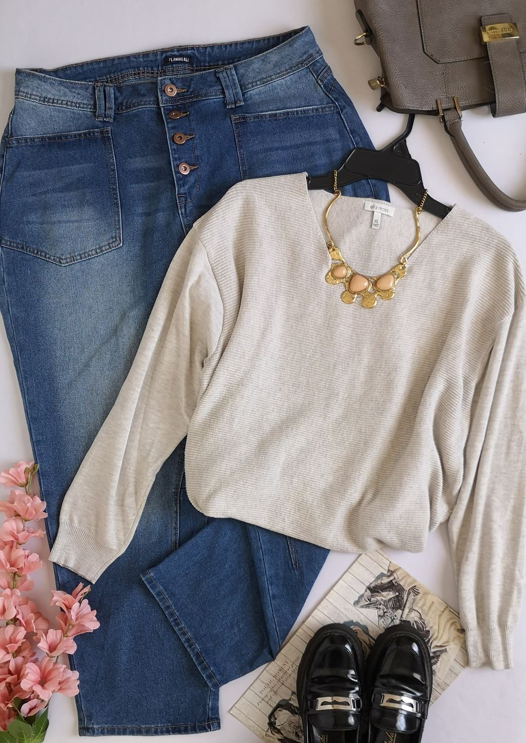 BLUSA TIPO SUÉTER CON JEANS ANCHO DE LAS CADERAS