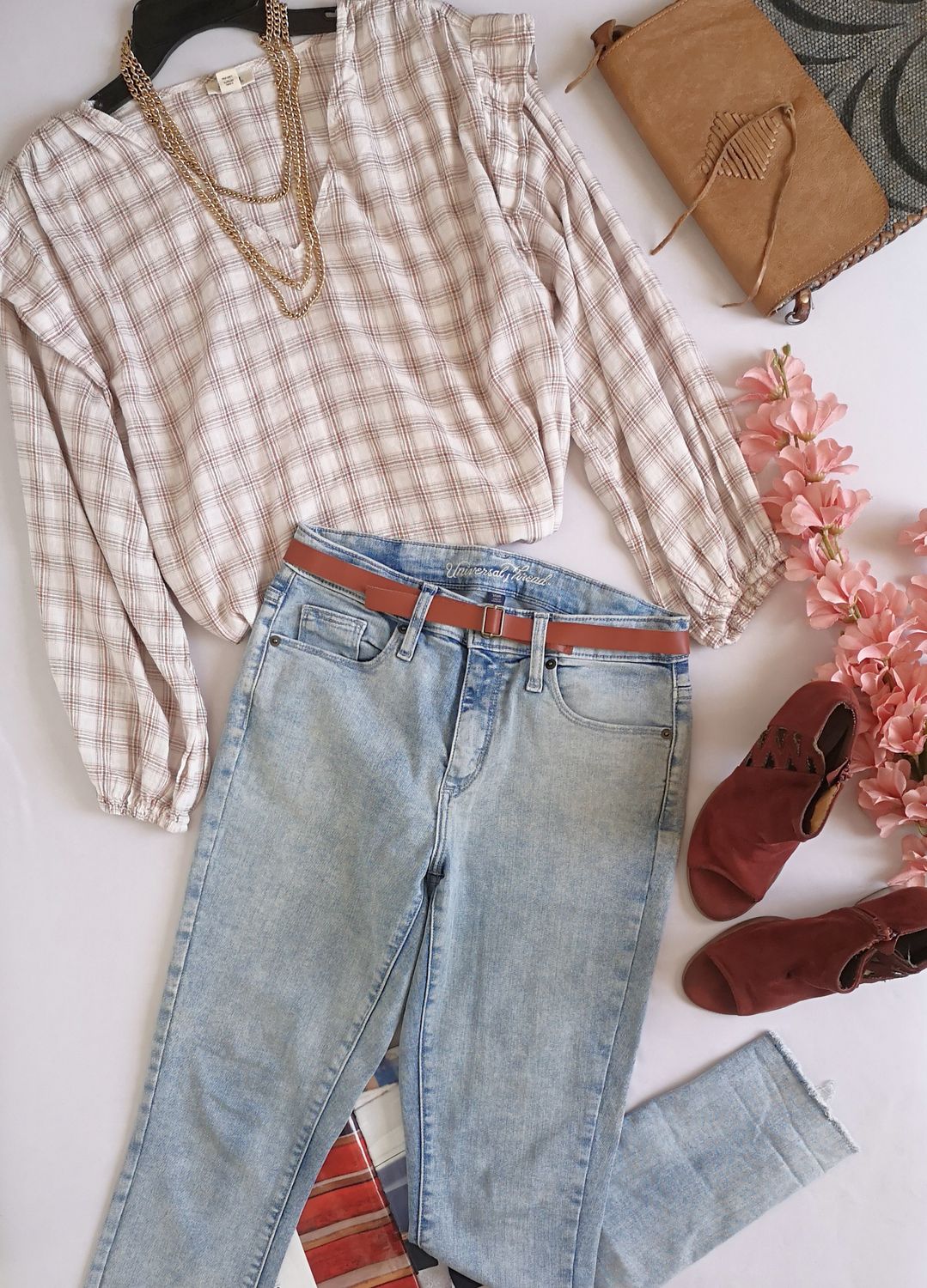 BLUSA MANGAS BOMBACHAS CON JEANS CINTURA ALTA