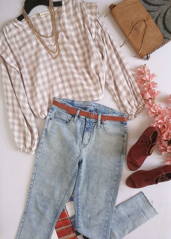 BLUSA MANGAS BOMBACHAS CON JEANS CINTURA ALTA