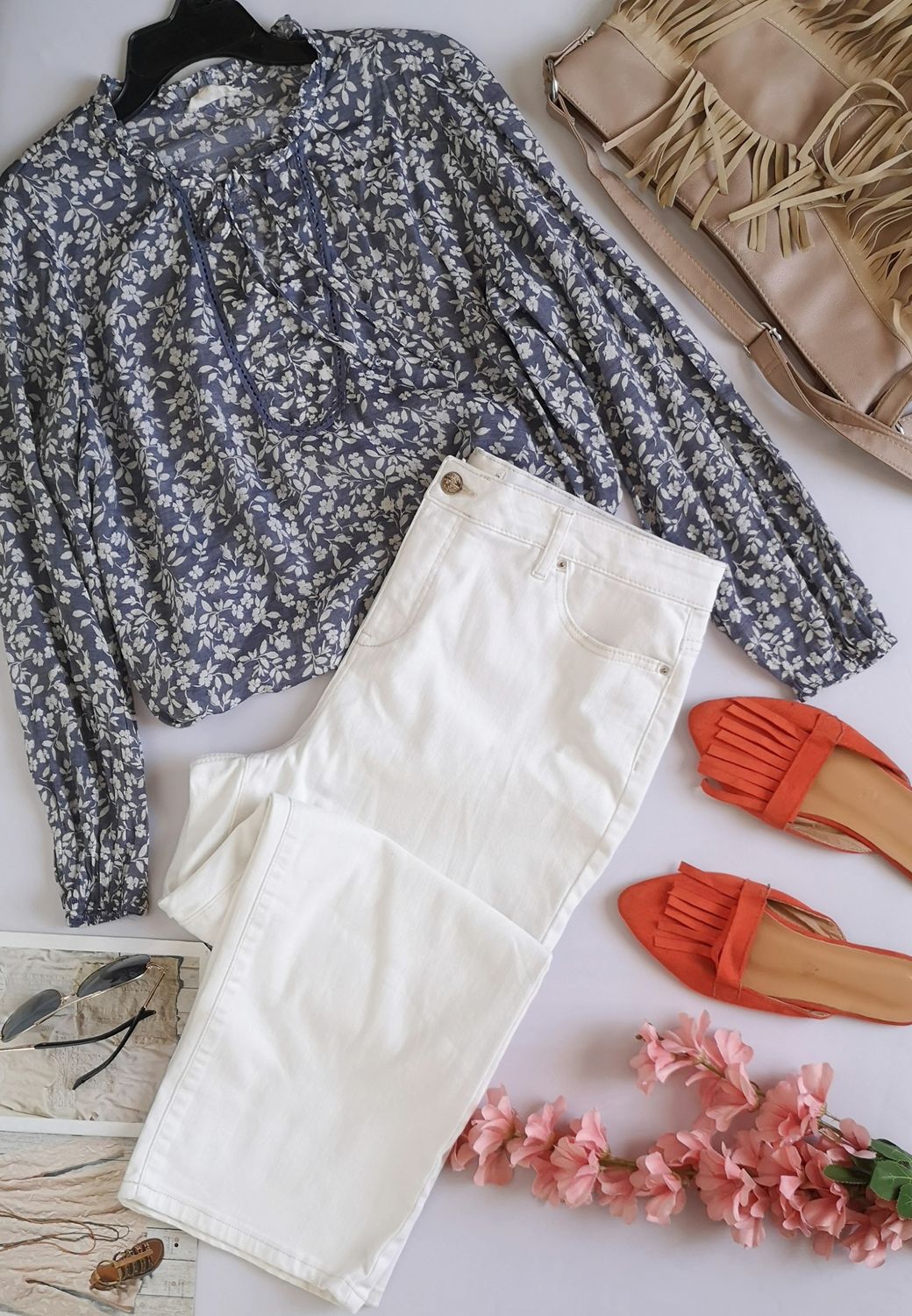 BLUSA CON JEANS ANCHO DE ABAJO