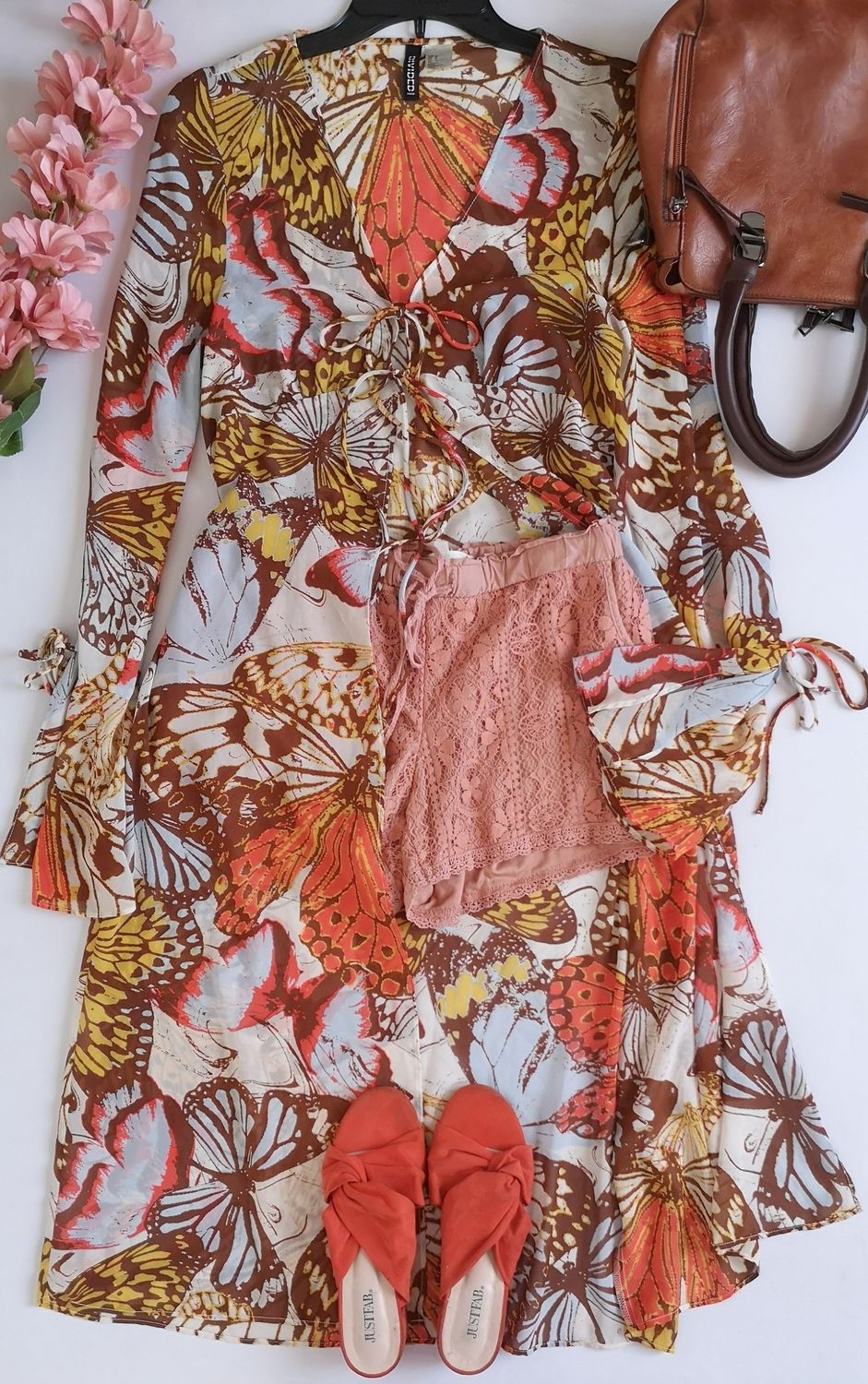 SHORT DE ENCAJE Y MAXIBLUSA DE CHIFÓN