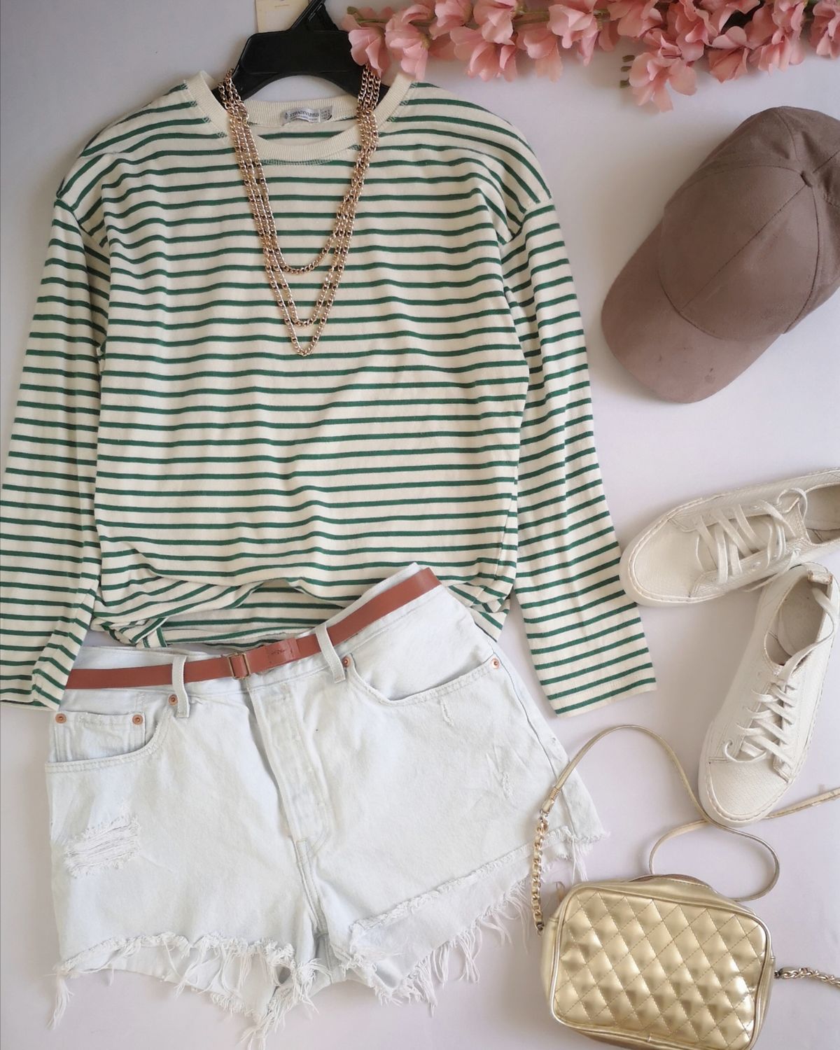 SHORT RASGADO CON BLUSA CUELLO REDONDO