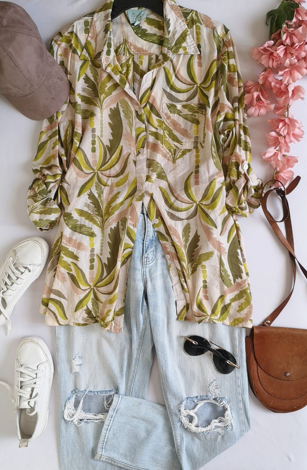 BLUSA LARGA ESTILO HOLGADO CON JEANS RASGADO