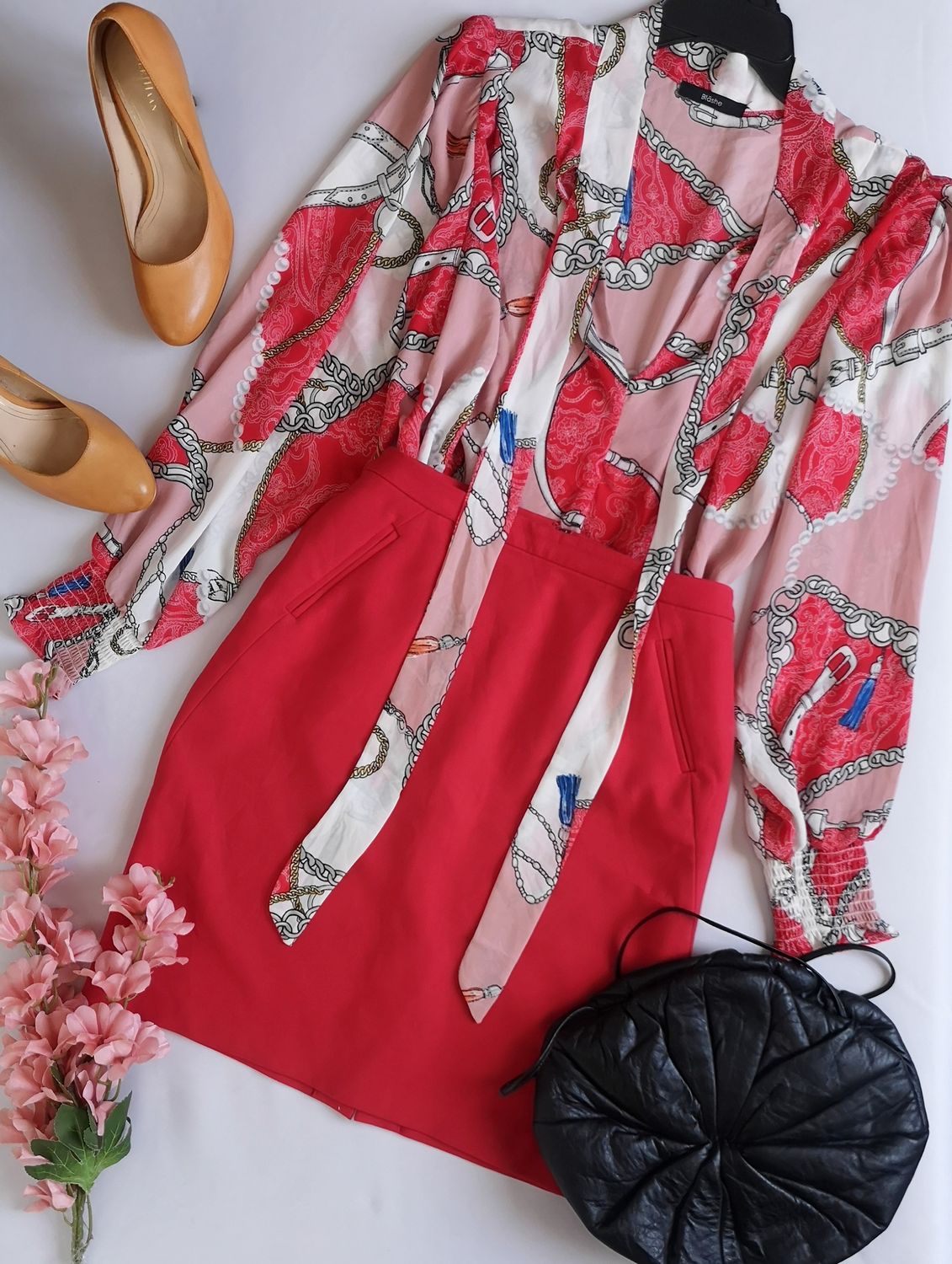 BLUSA CON CINTO PARA MOÑA Y FALDA ARRIBA DE LA RODILLA