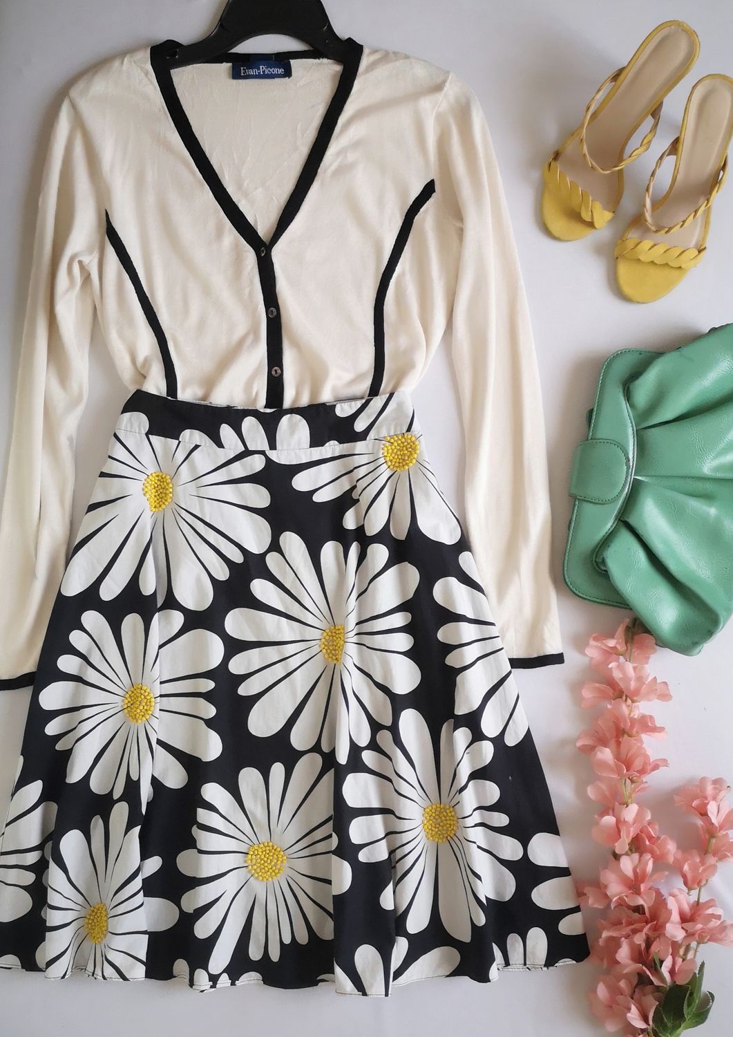 FALDA BORDADA ABAJO DE LA RODILLA Y BLUSA CON BOTONES ❤️