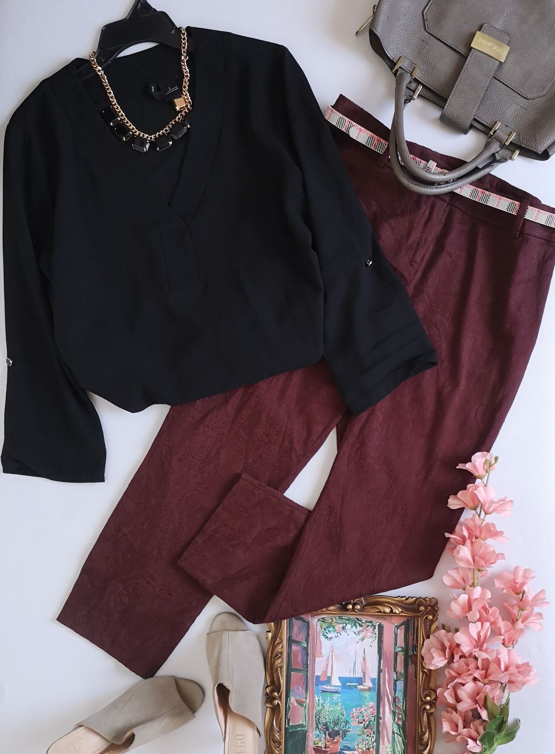 BLUSA CUELLO EN V Y PANTALÓN CORTE RECTO