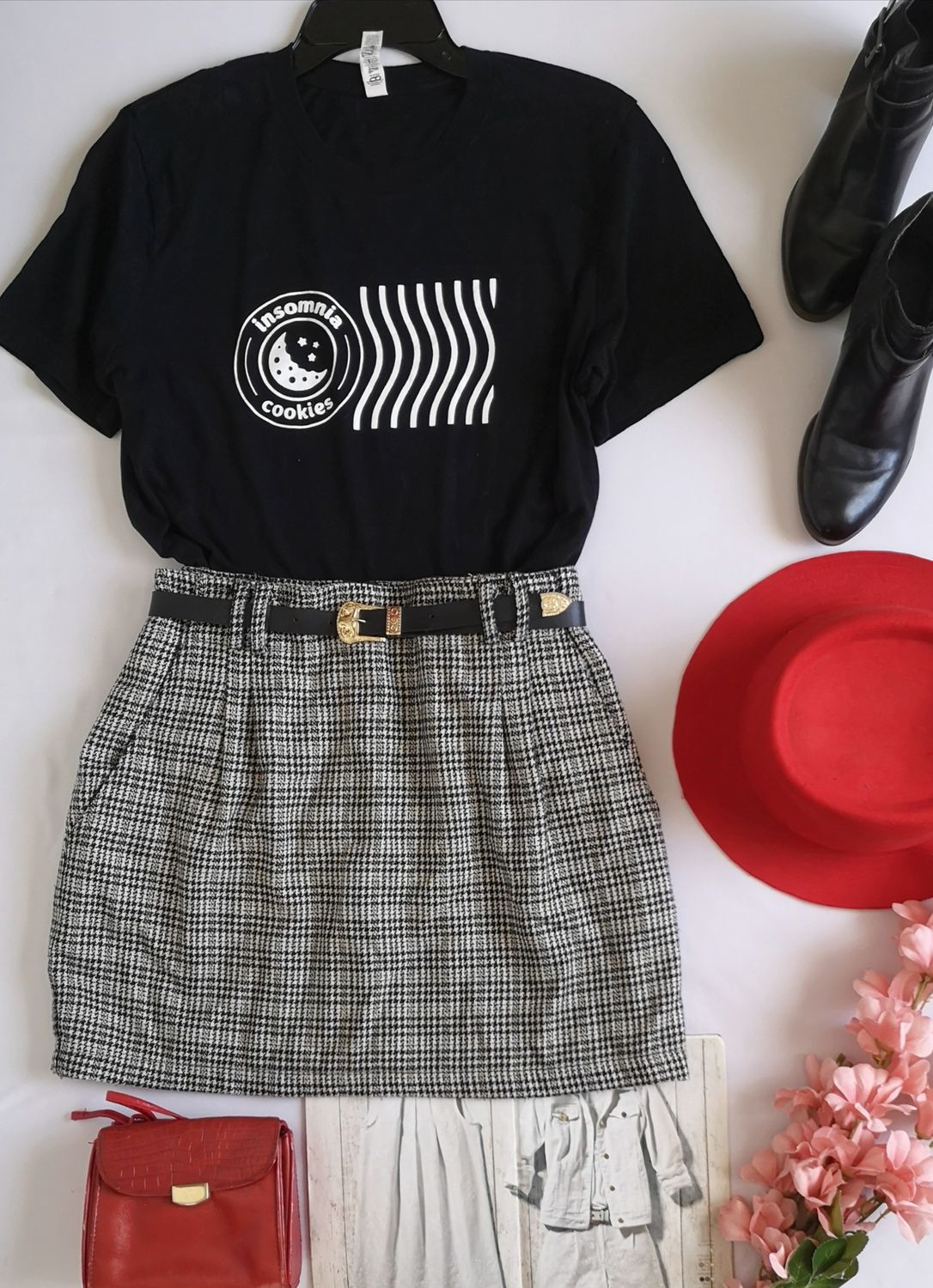 FALDA CORTA Y BLUSA CUELLO REDONDO