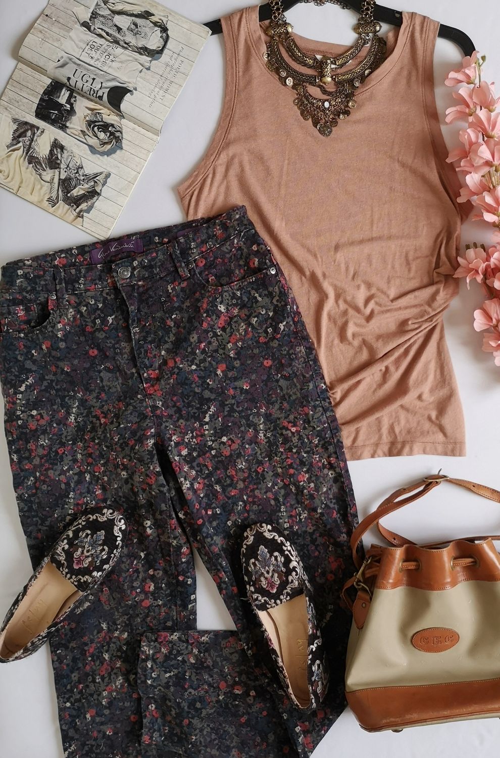 BLUSA SIN MANGAS Y JEANS ANCHO DE ABAJO