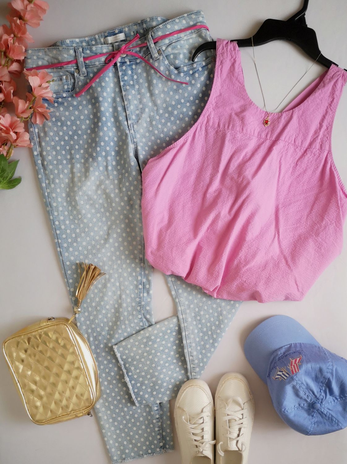 JEANS SKINNY CON BLUSA HOLGADA