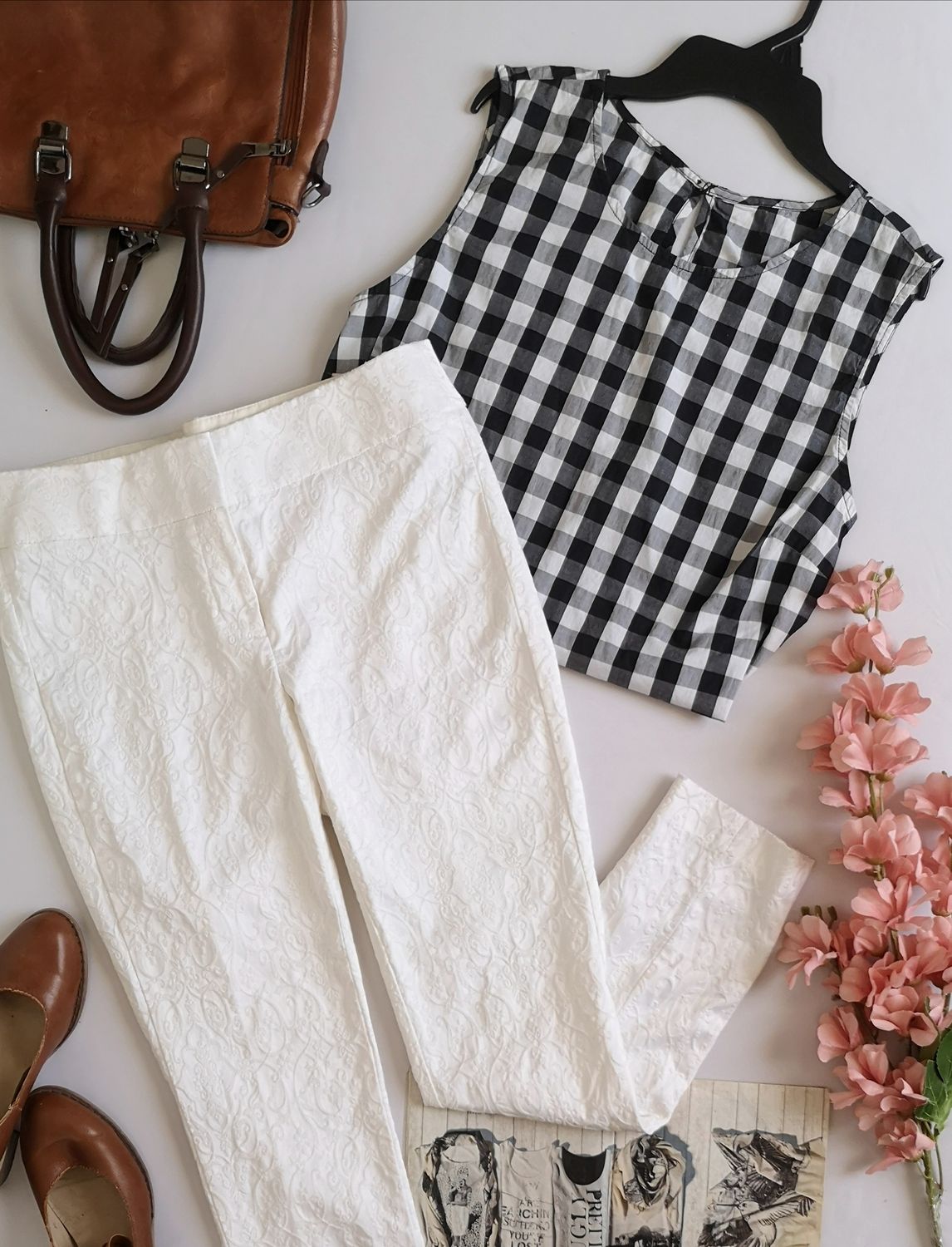 PANTALÓN CON DETALLES EN LA TELA Y BLUSA CORTA ⚓