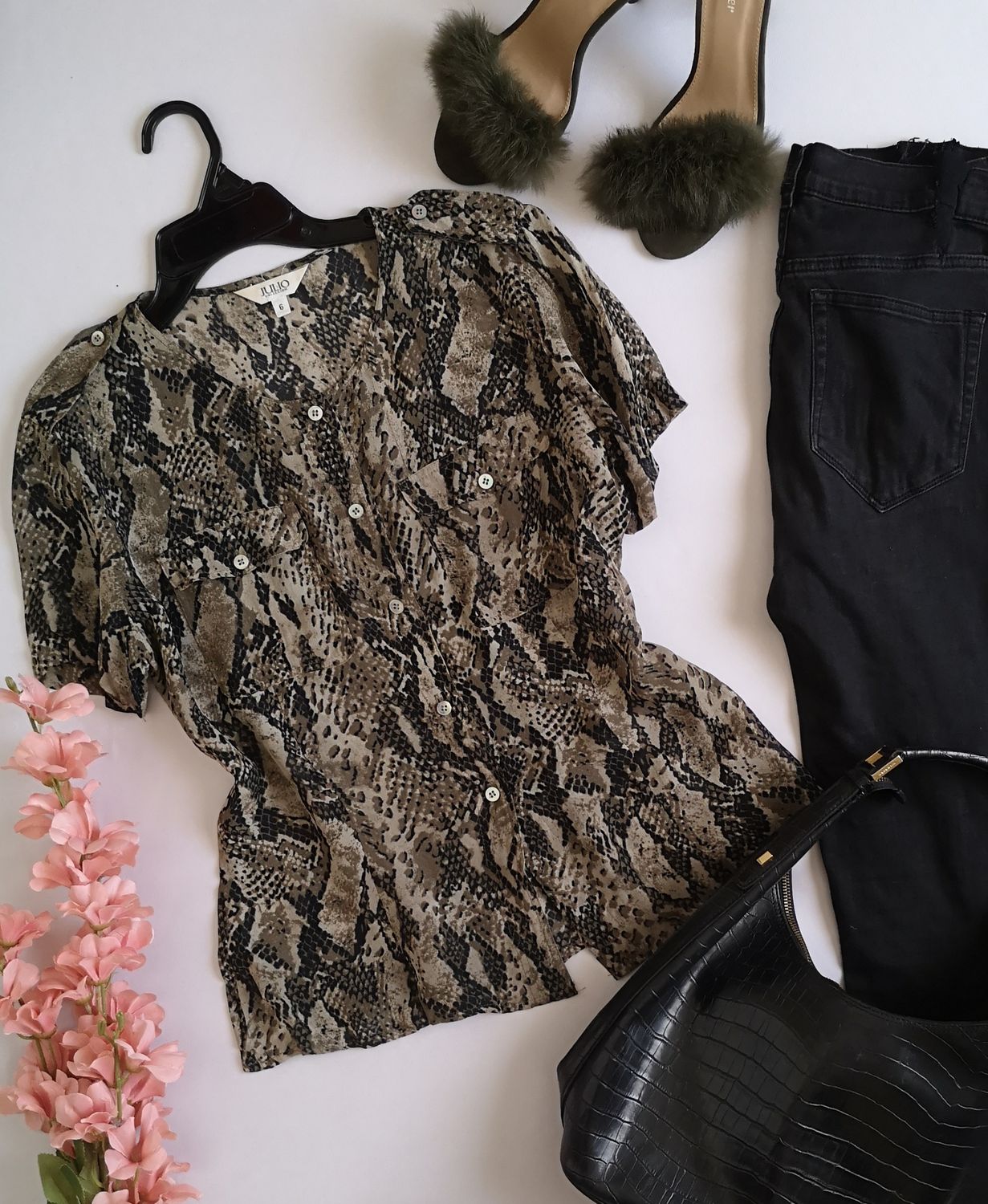 BLUSA CON BOLSAS ADELANTE ⚓