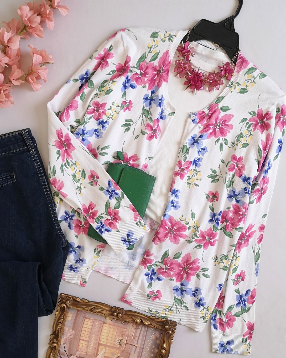 SUÉTER CON BOTONES ADELANTE