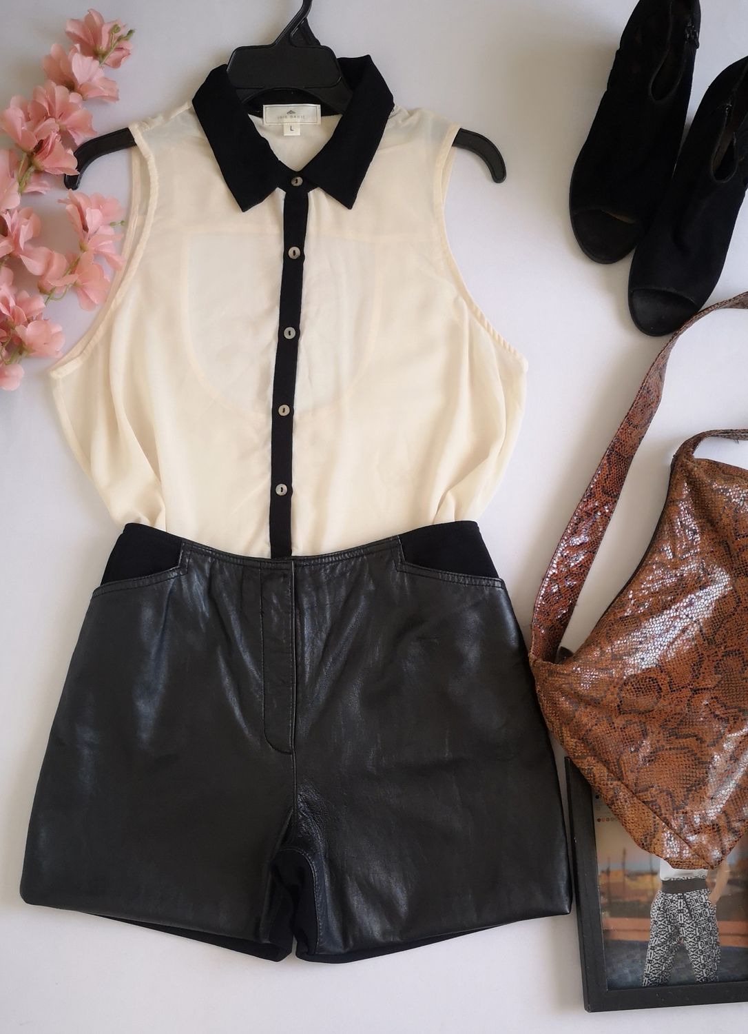 SHORT DE CUERO Y BLUSA