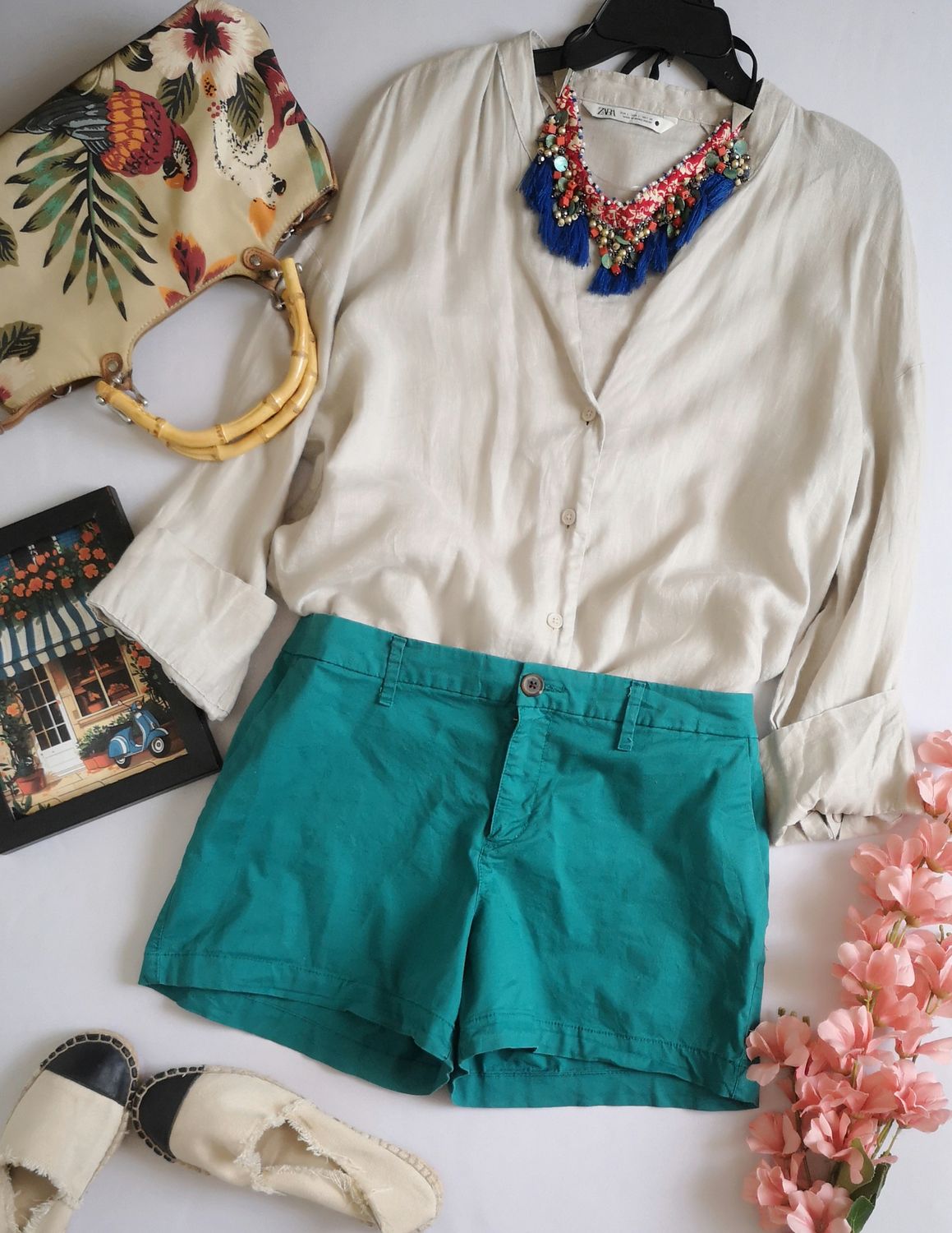 BLUSA DE LINO Y SHORT CON BOLSAS A LOS LADOS