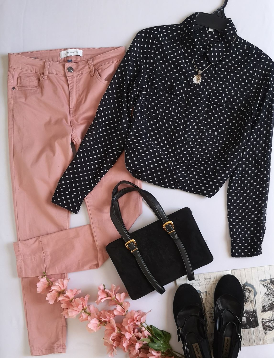 BLUSA CON BOTONES ATRÁS Y JEANS SKINNY