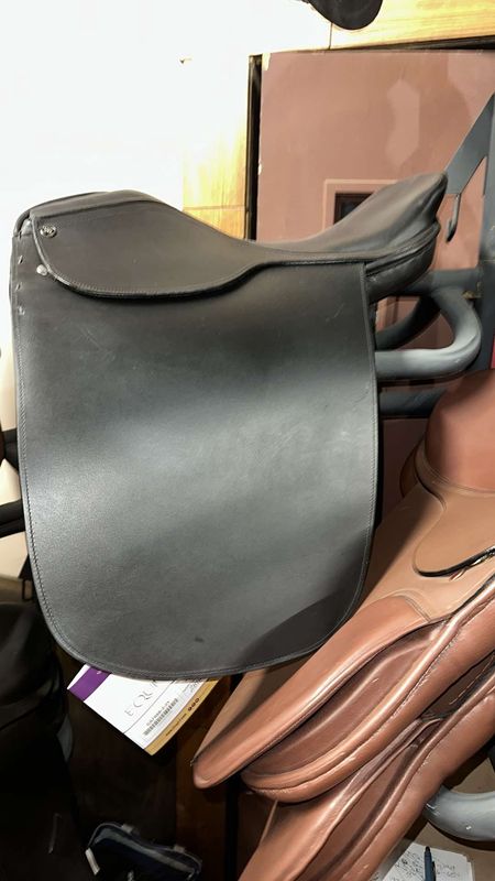 EquiRoyal Liberty Lane Fox Smooth Seat Show Saddle