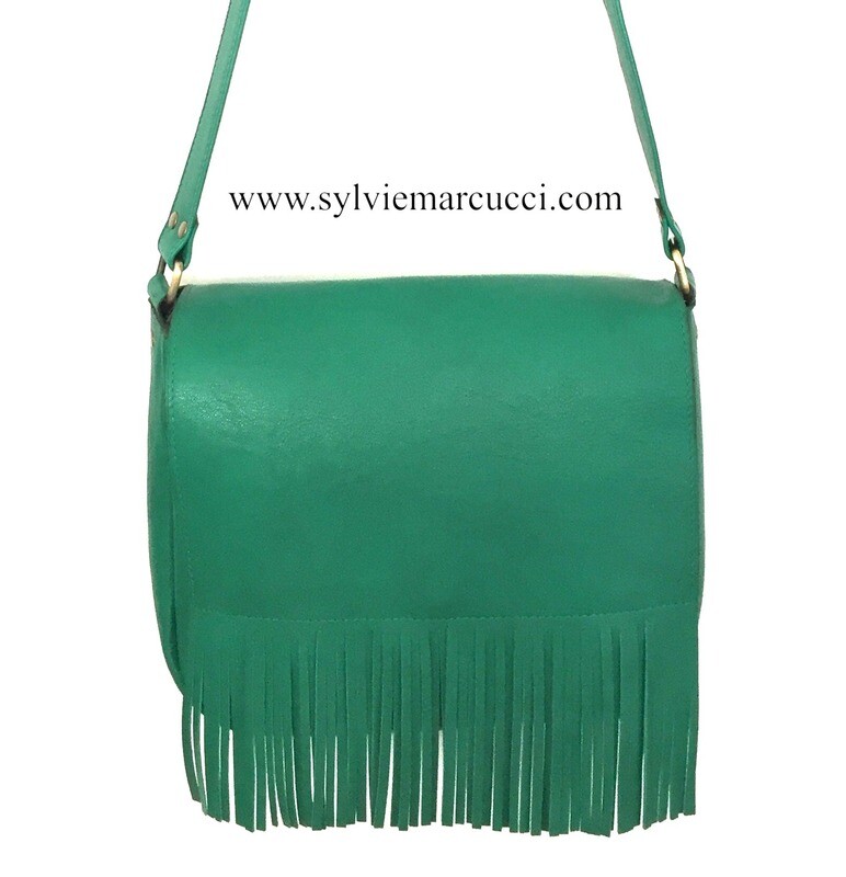 Demi lune sac besace cuir vert sur mesure haut de gamme fabriqué à Toulouse France, rabat à frange changeable, modèle déposé FR1049594, pièce unique # saccuirfaitenfrance #saccuirvert Demi lune sac besace cuir vert sur mesure haut de gamme fabriqué à Toulouse France, rabat à frange changeable, modèle déposé FR1049594, pièce unique # saccuirfaitenfrance #saccuirvert
