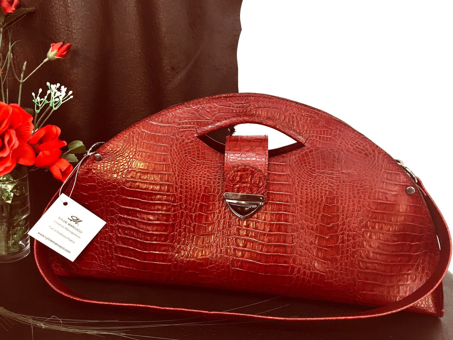 Mariluna cuir de couleur Rouge bordeaux porté épaule ou main modèle déposé FR1049593