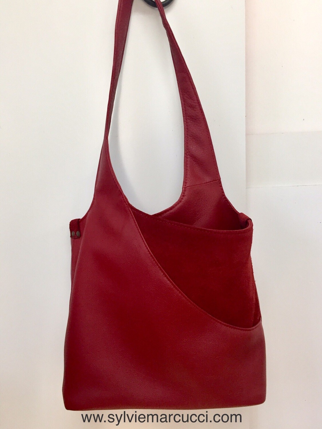 Hobo sac cuir Rouge avec empiècement pour poche, porté épaule, pièce unique, cuir Français
