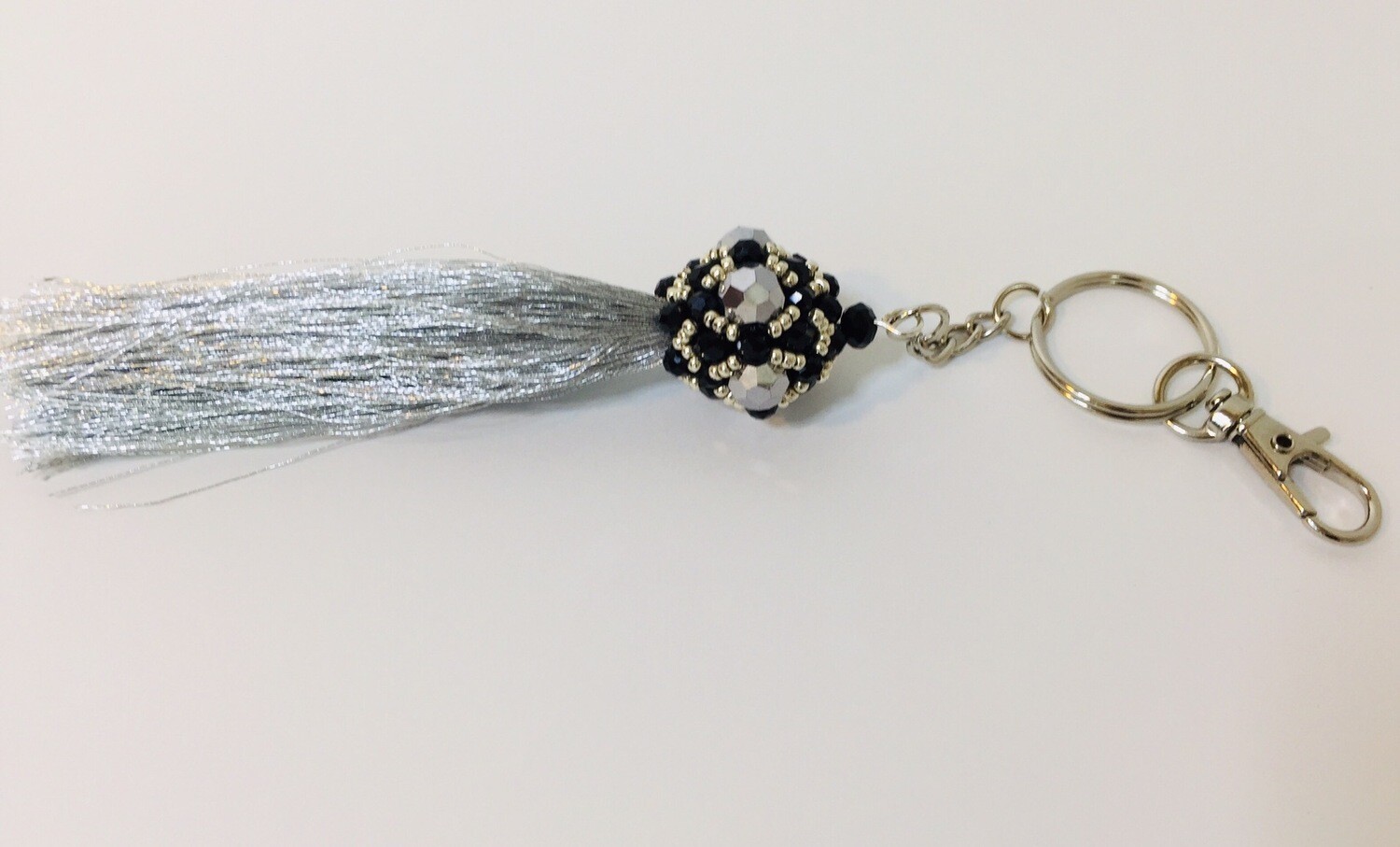Bijou de sac à pompon argenté et noir, porte clés, anneaux et mousquetons bijou artisanal pièce unique 