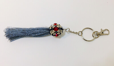 Bijou de sac à pompon argenté gris perle rouge porte clés, anneaux et mousquetons bijou artisanal pièce unique
