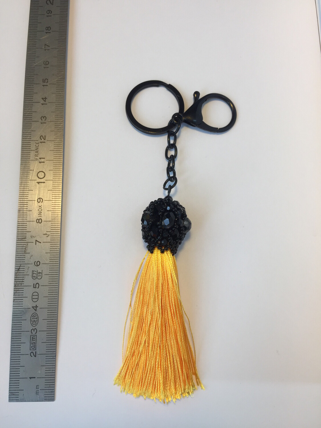 Boule noire et pompon jaune  pendentif de sac ou porté clé/ fait main pièce unique