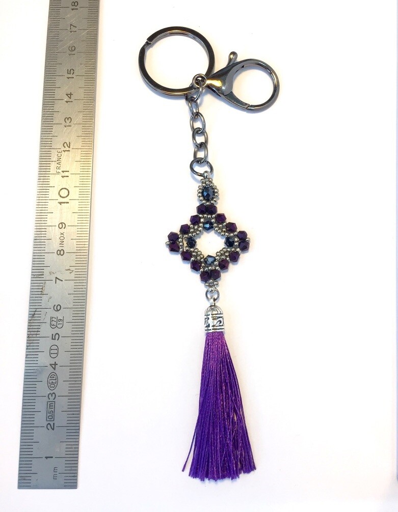 Losange violet pendentif de sac ou porté clé/ fait main pièce unique