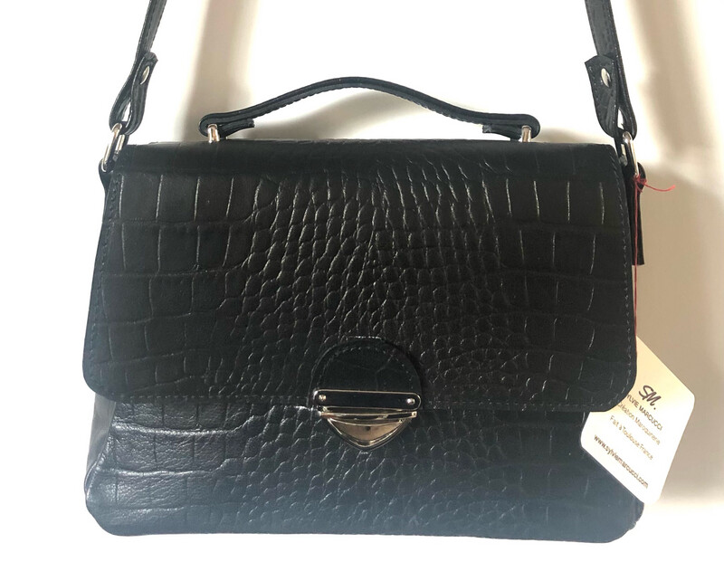 Elle sac cuir Français fait à Toulouse haut de gamme, de forme trapèze, un petit air vintage, cuir noir impression croco, porté épaule où bandoulière réglable. Pièce unique Elle sac cuir Français fait à Toulouse haut de gamme, de forme trapèze, un petit air vintage, cuir noir impression croco, porté épaule où bandoulière réglable. Pièce unique