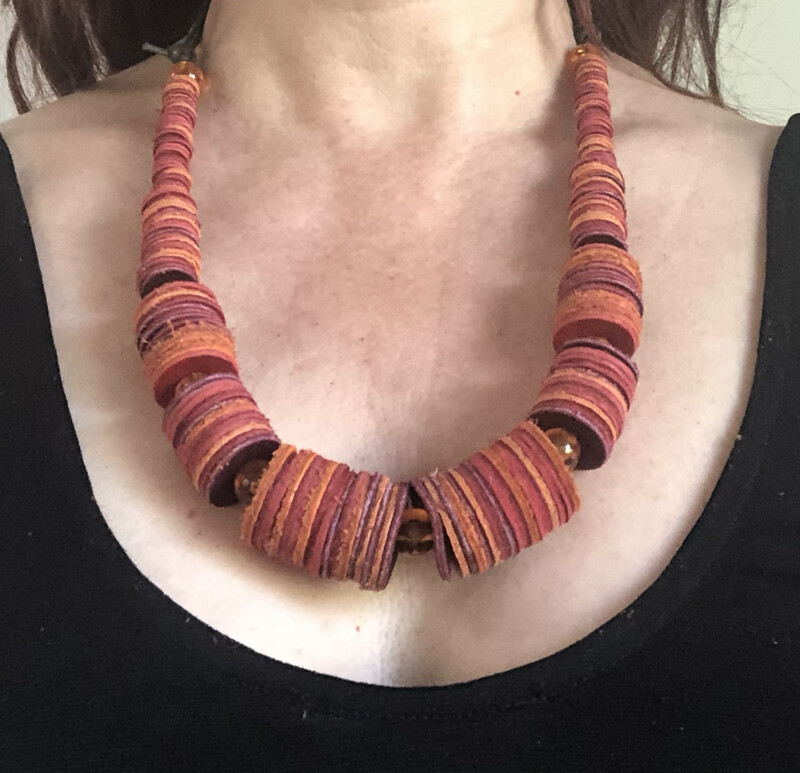 Collier cuir coloris orangé rouge pièce unique