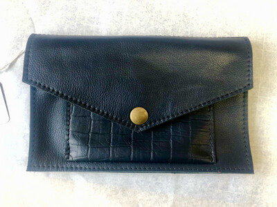 Pochette porté à la ceinture en cuir  bleu marine plate avec 3 compartiments 1 zippé, 2 simples