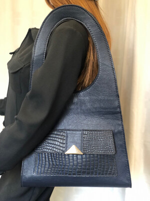 Beatrix sac cuir Français de couleur bleu porté épaule ou main pièce unique modèle déposé