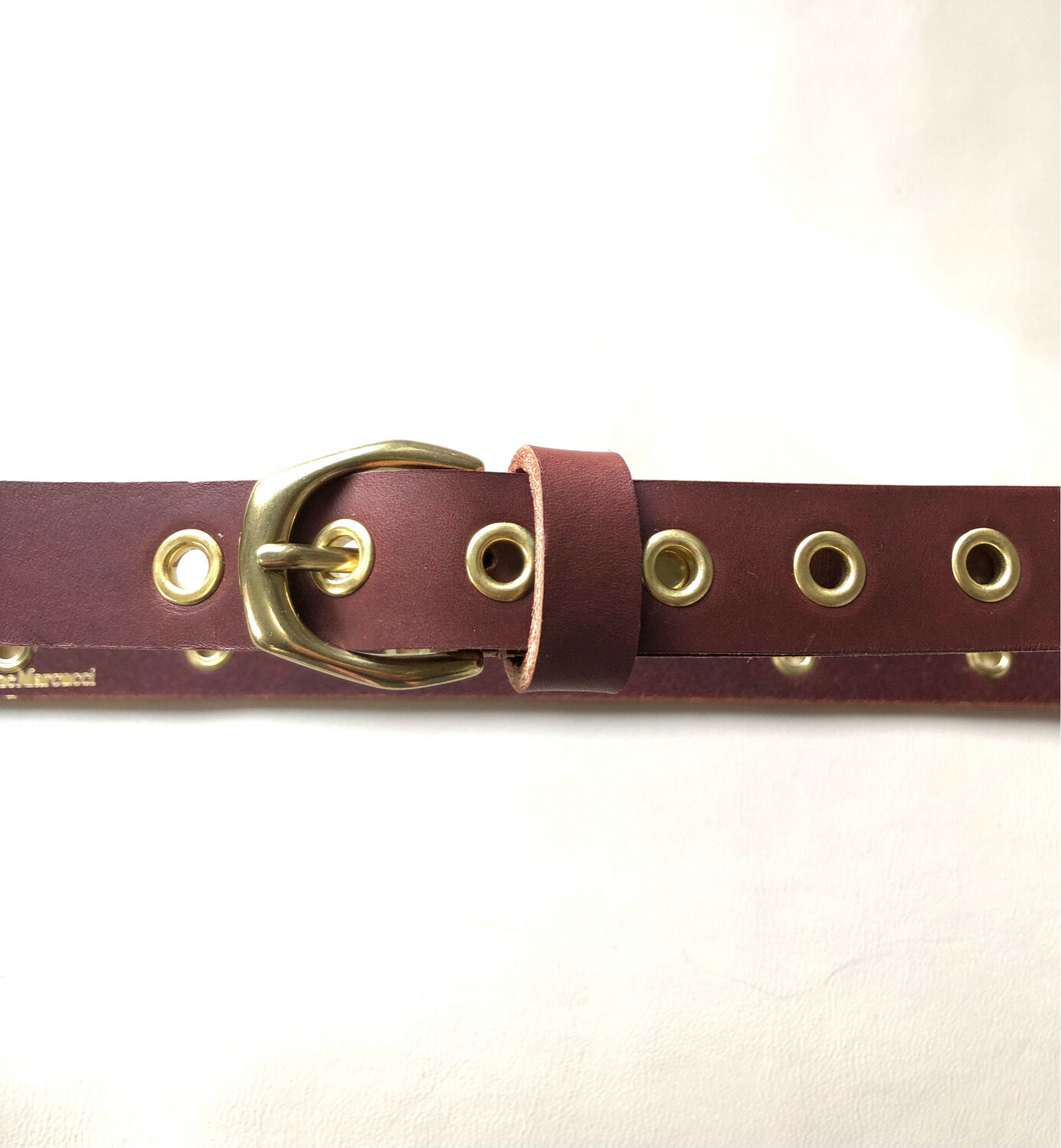 Ceinture en cuir sur mesure artisanale fait en France Haut de gamme, à Toulouse largeur 2,5 cm marron boucle laiton dorée œillets dorés, #ceinturecuirfrançais