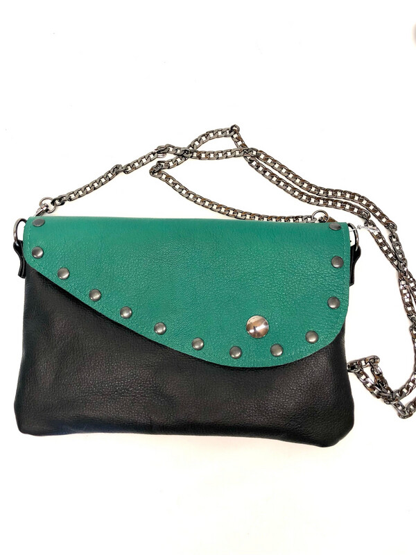 Isia pochette cuir sur mesure haut de gamme fabriqué à Toulouse France cuir noir et vert, bandoulière Chaine #pochettecuirfrance