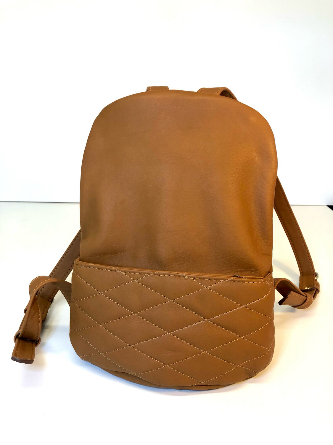 Security sac à dos cuir Français matelassé fait à Toulouse pièce unique, ouverture antivol. sac cuir artisanal., #saccuirfrance #sacadoscuirtoulouse #sacadosfauve