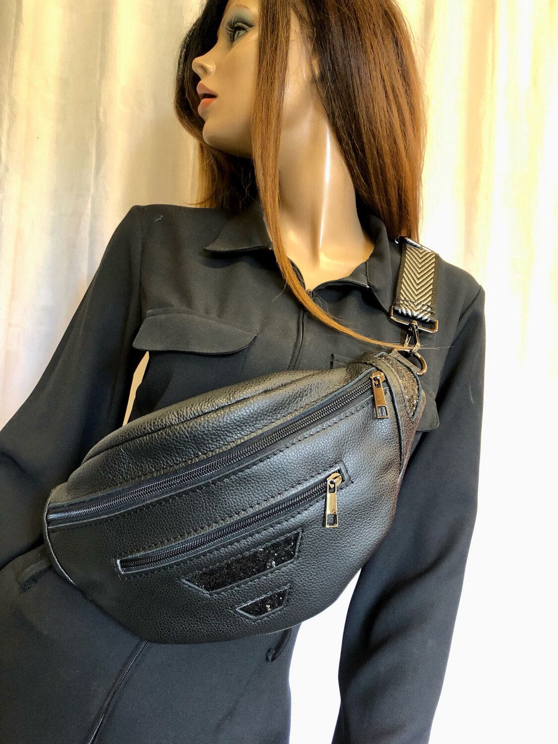 Sac banane taille M cuir véritable, sac à bandoulière noir avec incrustation de paillettes noires, cuir Français, Multipoche, fait à Toulouse pièce unique, #bananecuirfrance #sac bananecuirtoulouse