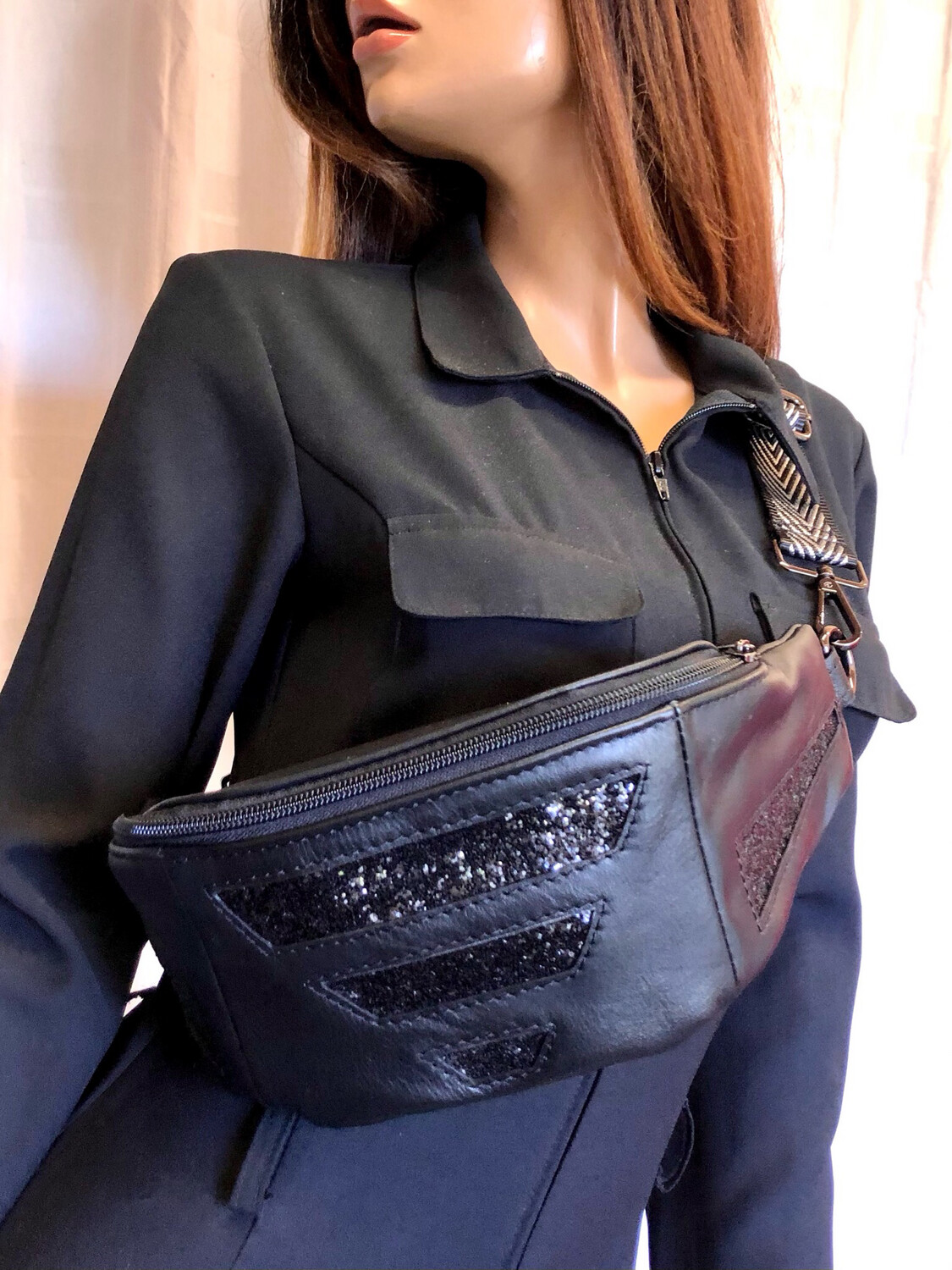Sac banane en cuir véritable, cuir noir Français avec incrustation de paillettes, porté bandoulière et ou porté taille, fait à Toulouse pièce unique