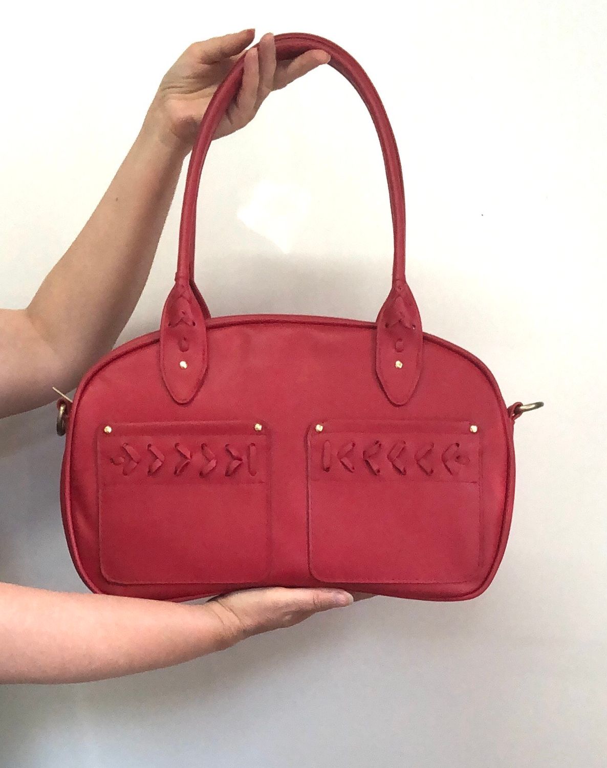 Lara sac cuir pleine fleur rouge fabriqué à Toulouse France pièce unique, porté épaule.