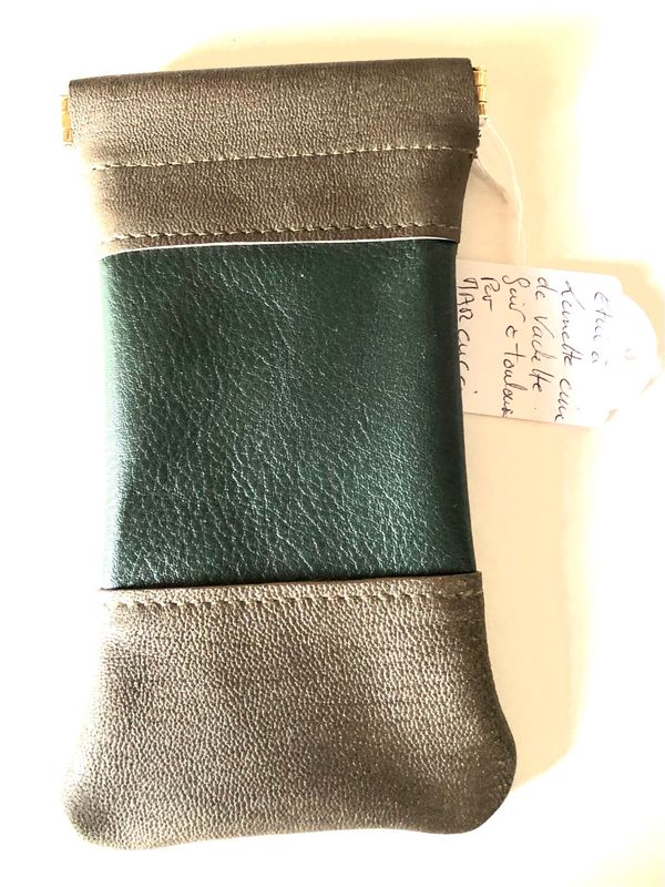 Etui cuir Français couleur kaki pailleté et vert fait à Toulouse ouverture clic clac pièce unique