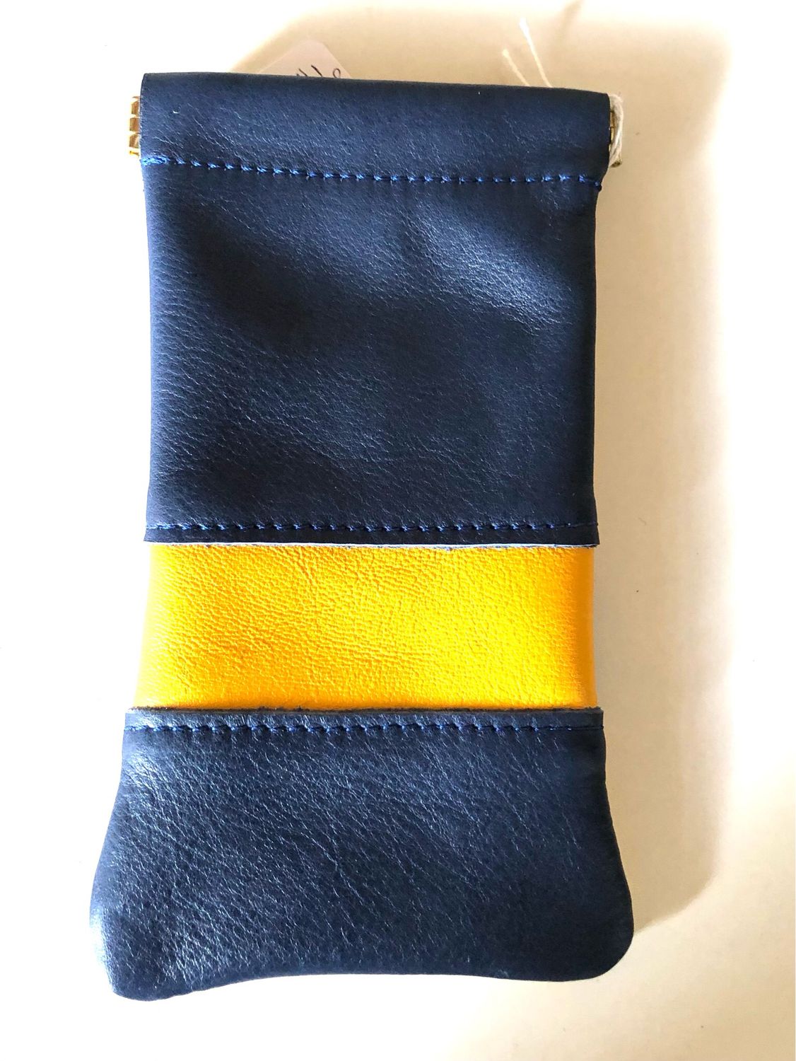 Etui en cuir Français de couleur bleu grisé et jaune pièce unique, créée et fabriquée à Toulouse ouverture clic clac