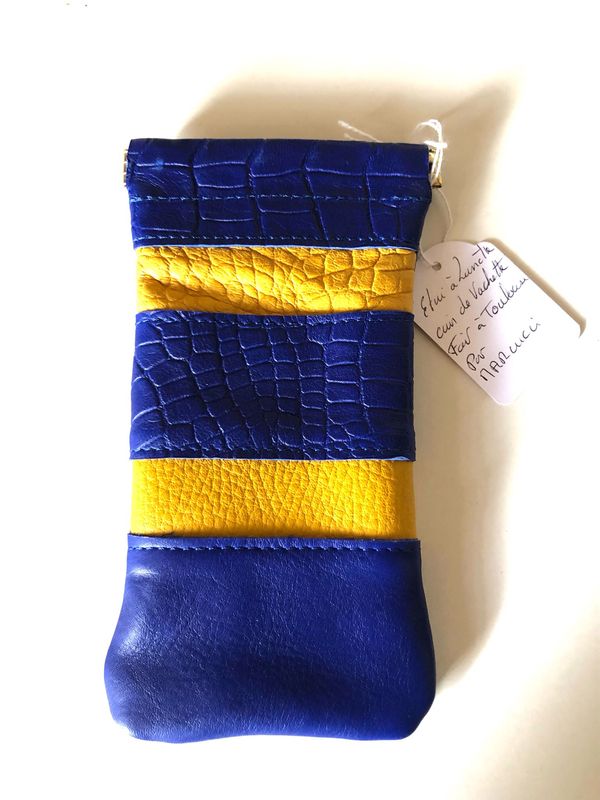 Etui à lunettes bleu et jaune en cuir français, pièce unique créée et fabriquée à Toulouse, ouverture facile clic clac Etui à lunettes bleu et jaune en cuir français, pièce unique créée et fabriquée à Toulouse, ouverture facile clic clac