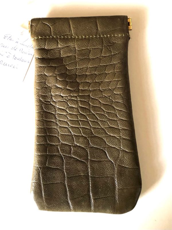 Etui à lunette cuir kaki embossé croco ouverture clic clacfait à Toulouse