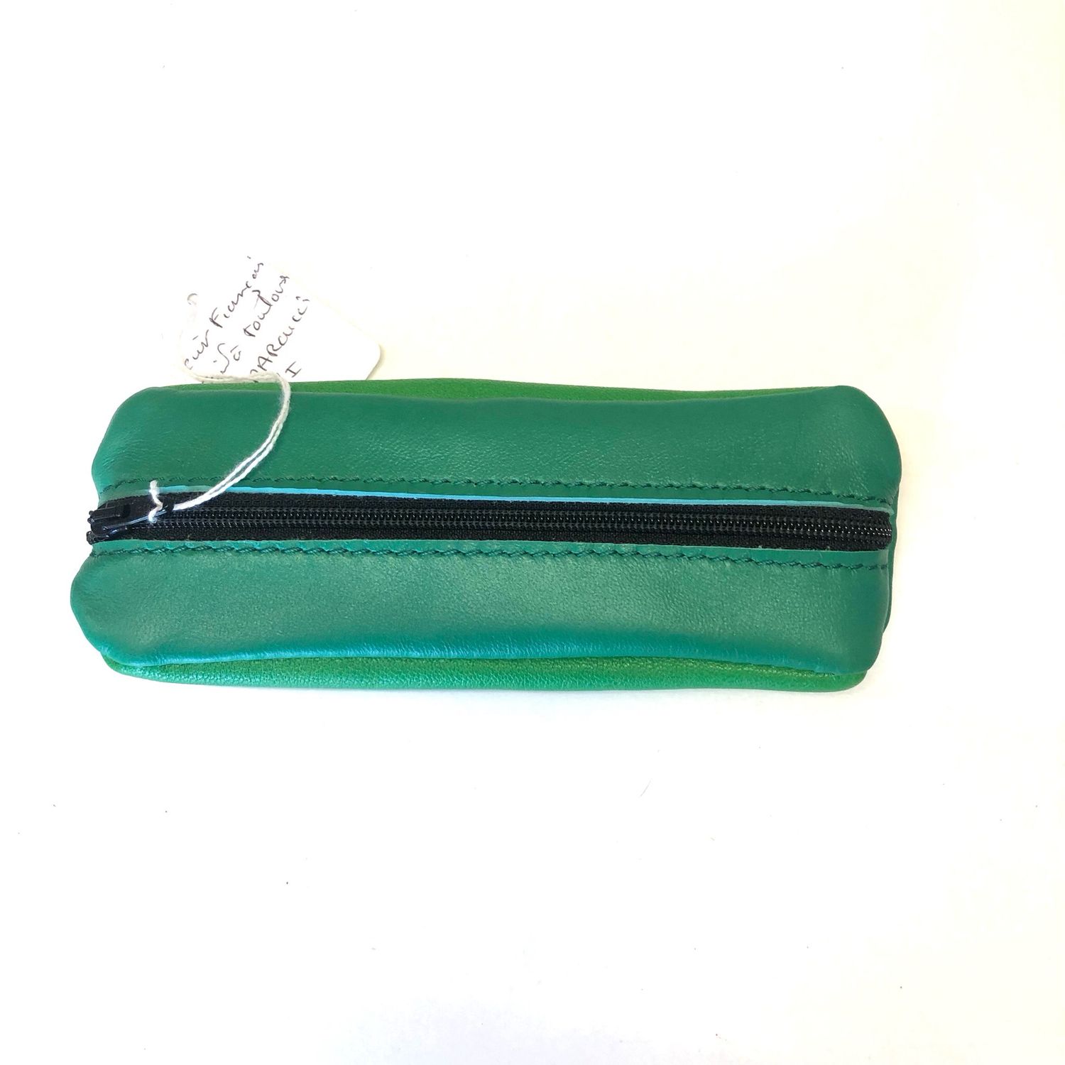 Trousse cuir vert pomme modèle unique fabriquée à Toulouse
SKU 00699
