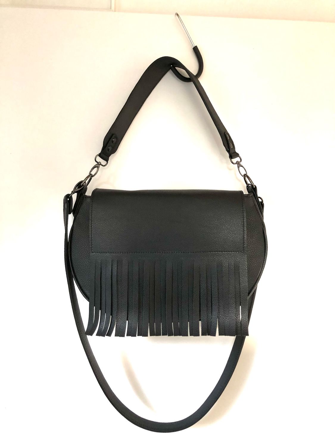 Besace cuir grainé Kimy noir à frange porté épaule ou bandoulière