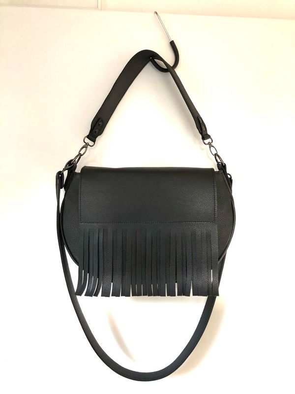 Besace cuir grainé Kimy noir à frange porté épaule ou bandoulière