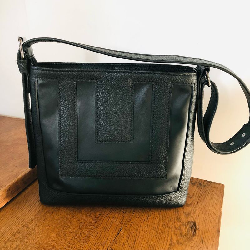 Sac Madeleine cuir noir  pleine fleur grainé et lisse , lanière réglable