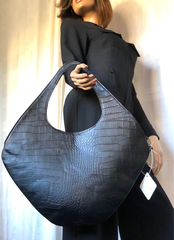 Sac Karon en cuir Femme, porté épaule, gaufré noir / impression croco modèle Unique