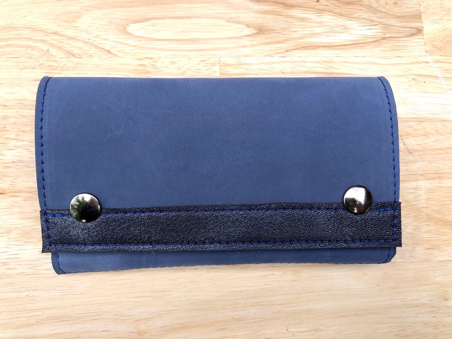 Porte-monnaie Utile, cuir artisanal fabriqué à Toulouse pièce unique, cuir velours de couleur bleu