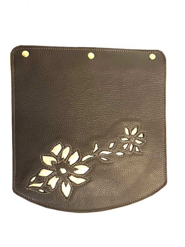 Rabat pour sac demi lune en cuir grainé motif fleur or couleur taupe Rabat pour sac demi lune en cuir grainé motif fleur or couleur taupe